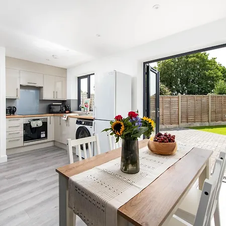 Ferienhaus New-modern Eco 4 Bed-business&leisure-parking-ev Charger-by Fabaccommodation *