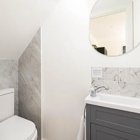 New-modern Eco 4 Bed-business&leisure-parking-ev Charger-by Fabaccommodation Ferienhaus *