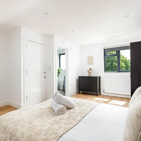 New-modern Eco 4 Bed-business&leisure-parking-ev Charger-by Fabaccommodation Bristol