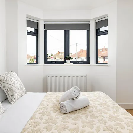 New-modern Eco 4 Bed-business&leisure-parking-ev Charger-by Fabaccommodation Ferienhaus