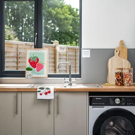 New-modern Eco 4 Bed-business&leisure-parking-ev Charger-by Fabaccommodation Ferienhaus